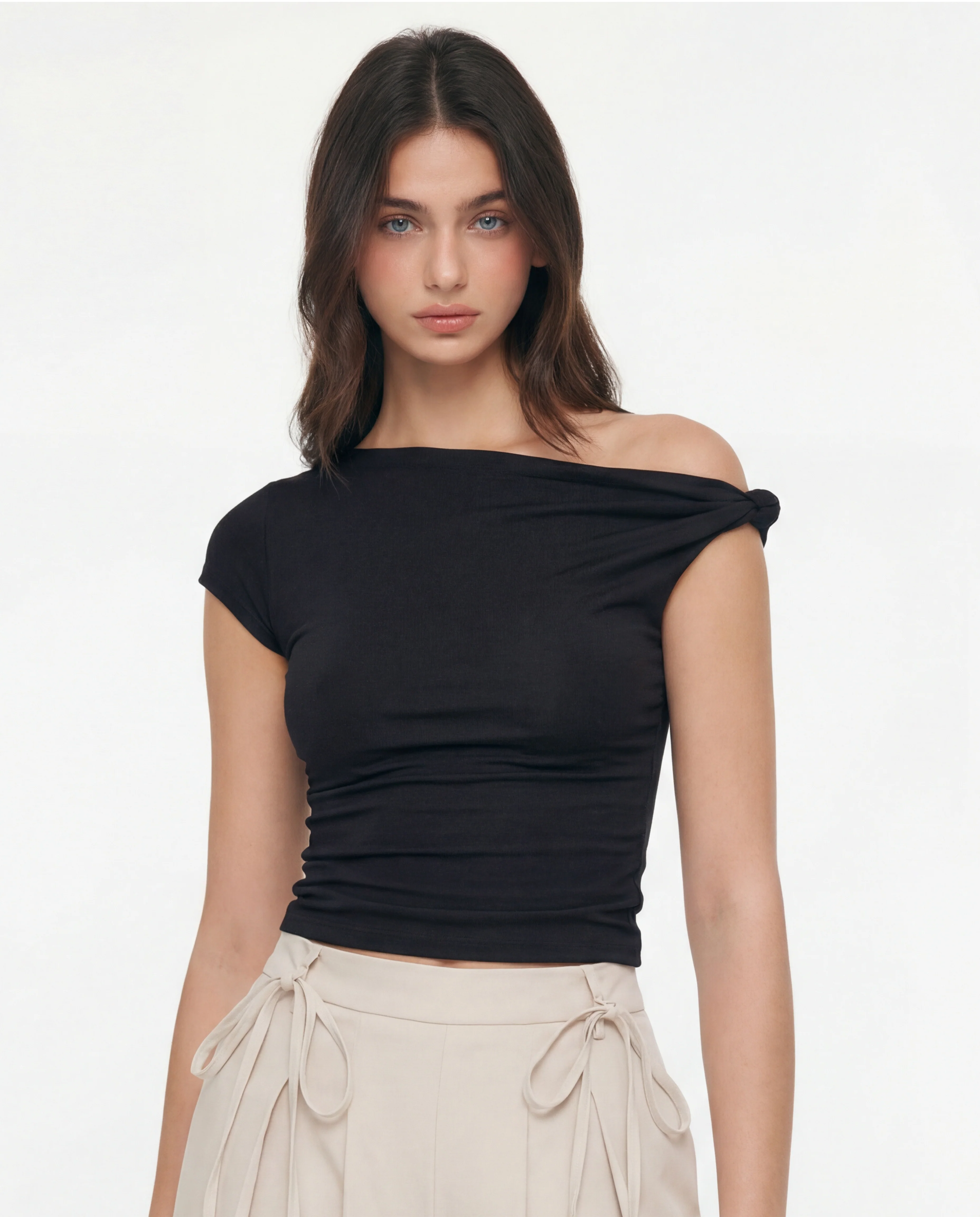 Knot Up Shoulder Fitted Top In Black